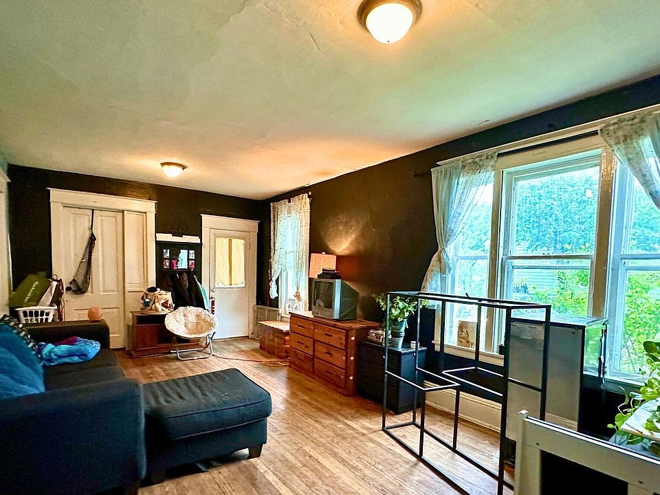 2nd image of 900 4th St NW APT 1