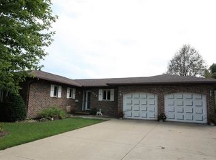 111 Rays Ct, Manchester, IA 52057