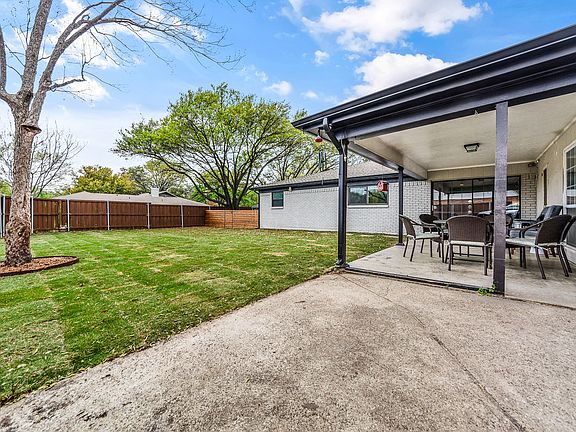 4th image of 10626 Royal Club Ln