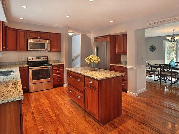 5th image of 36 Storeybrook Dr