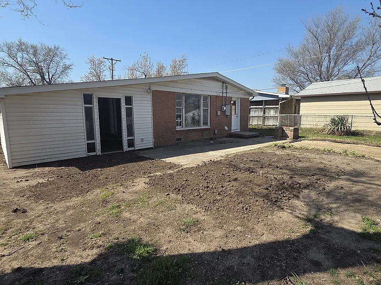 1200 E Beaumont St — Photo 24