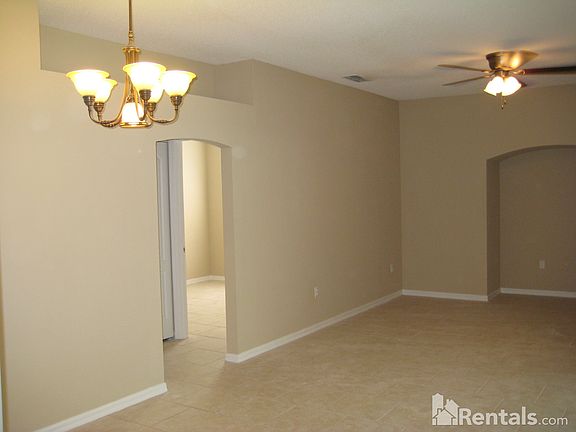 5th image of 19 Reindeer Ln