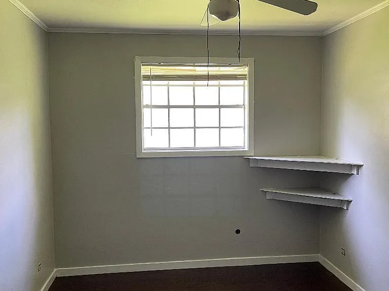 This room doubles as a office or bedroom.
