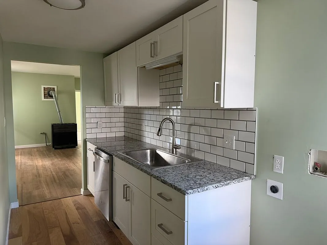 4 bed, 1.0 bath, 1406 sqft, $2,650 — Photo 3
