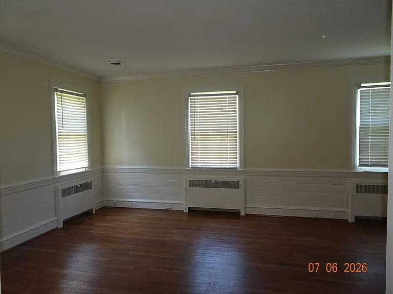 302 Riverside Dr — Photo 17