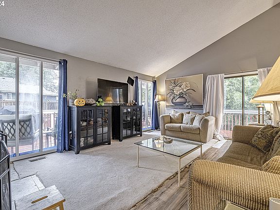 Living Room-Vaulted Ceilings>