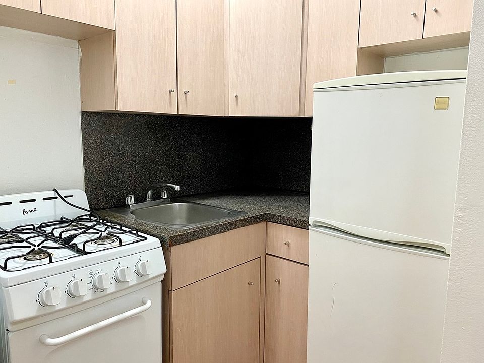 2nd image of 226 W 78th St APT 4