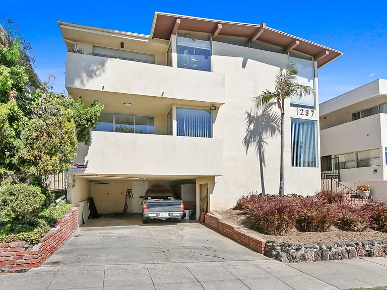 1237 Berkeley St - steps to Wilshire Blvd in Santa Monica — Photo 16