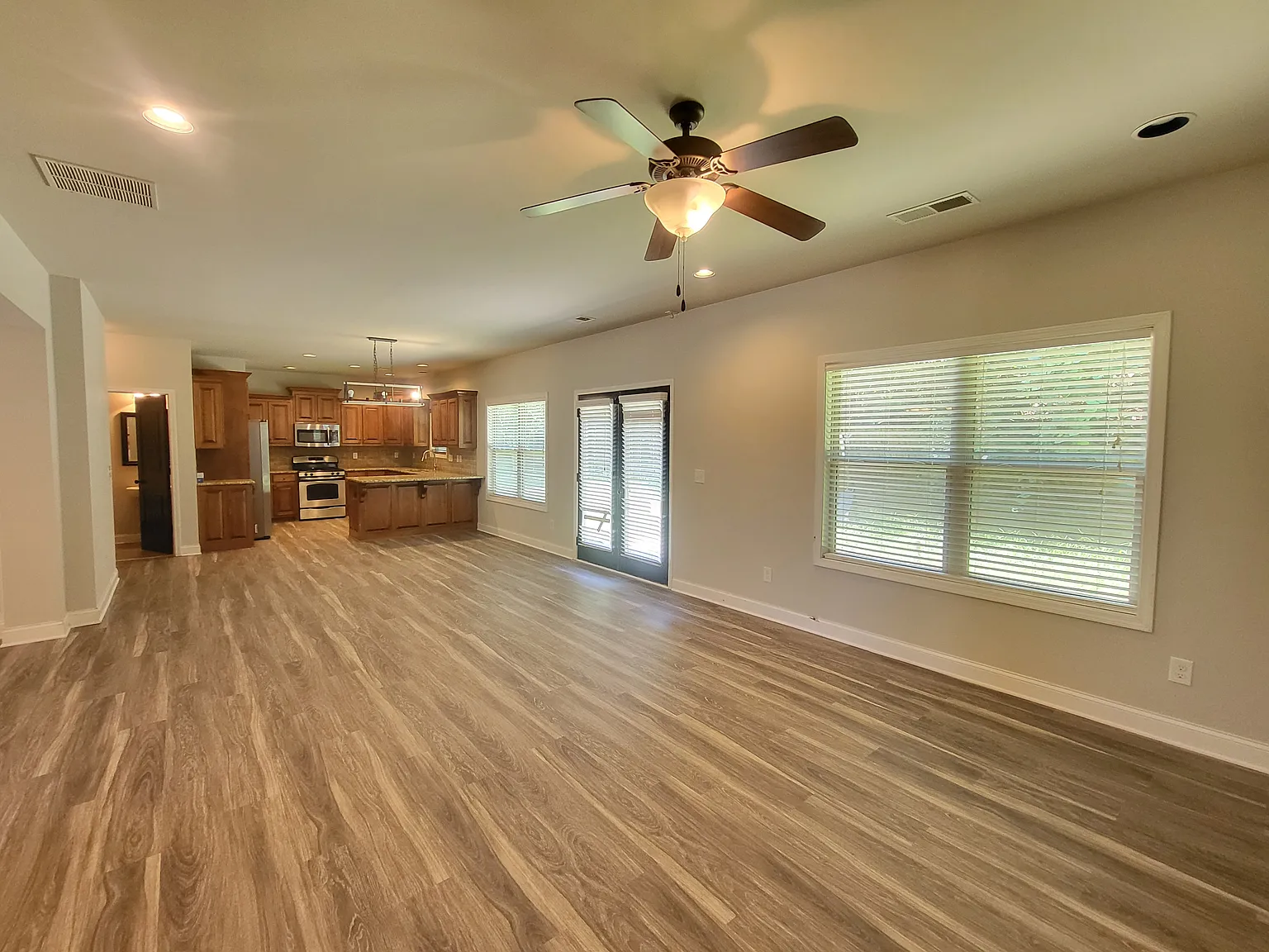 4 bed, 2.5 bath, 2644 sqft, $2,500 — Photo 2