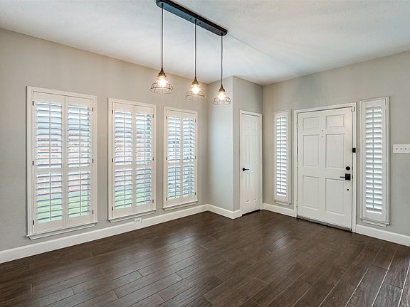 3rd image of 533 Raintree Cir