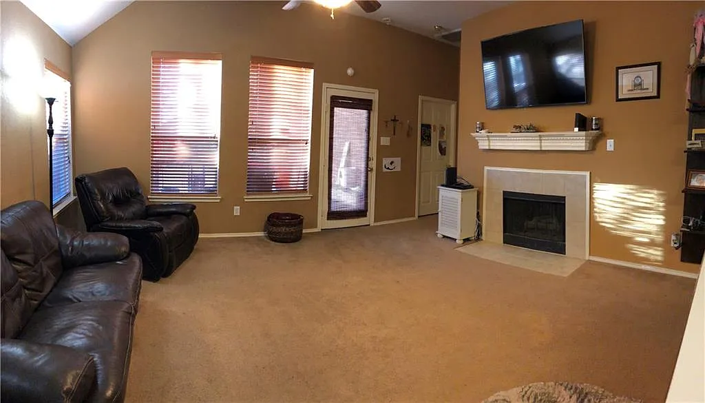 4 bed, 1900 sqft, $2,500 — Photo 3