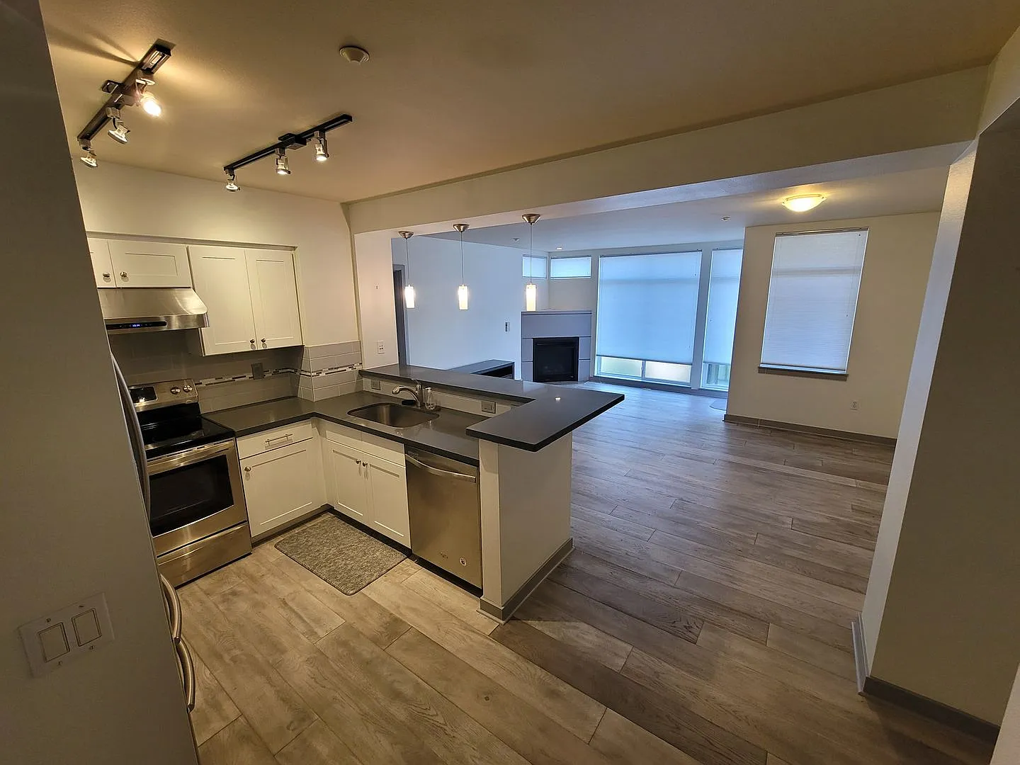 Spacious Kirkland Central Condo for Rent. — Photo 1