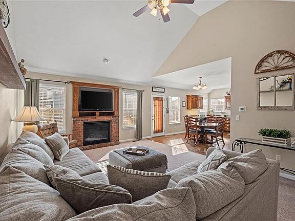 3rd image of 827 N Chestnut Dr