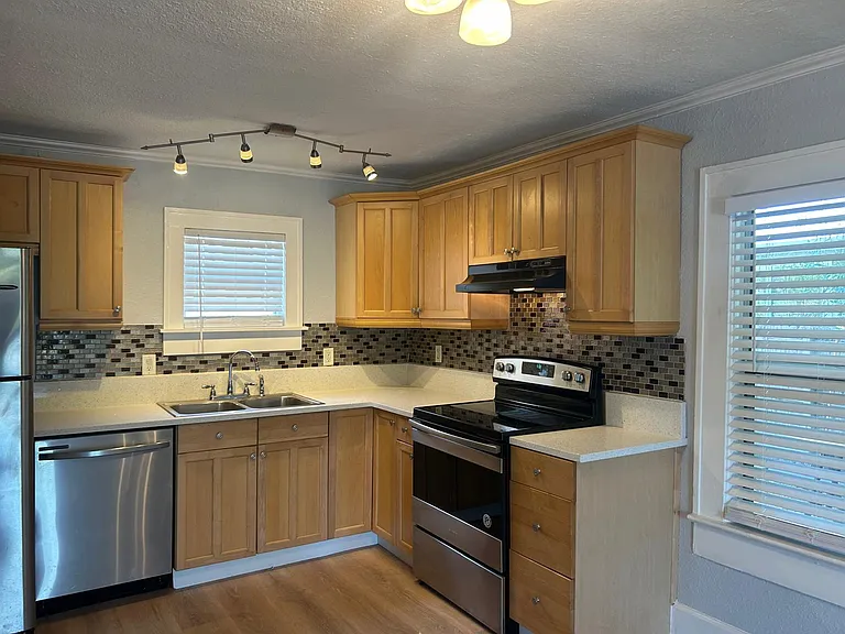 1420 Highland St N — Photo 3