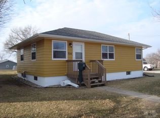 704 E 8th St, Vinton, IA 52349