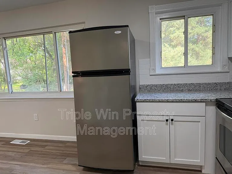945 Paddock Dr — Photo 12