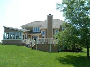 W293N3945 Round Hill Cir, Pewaukee, WI 53072