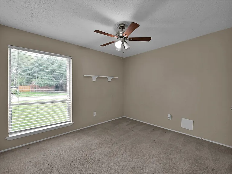 16858 Gleneagle Dr N — Photo 22