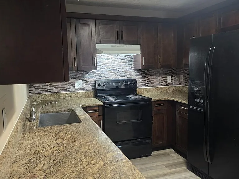 1001 N Bracewell Dr — Photo 2