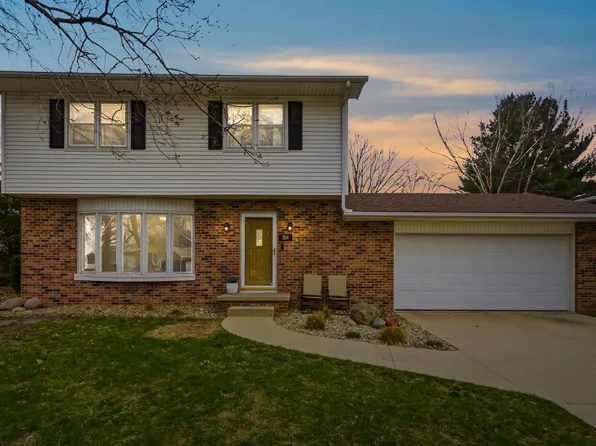 204 Brentwood Dr, Cedar Falls, IA 50613