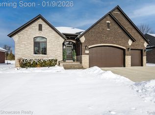 1037 Birkshire Rdg, Rochester, MI 48307