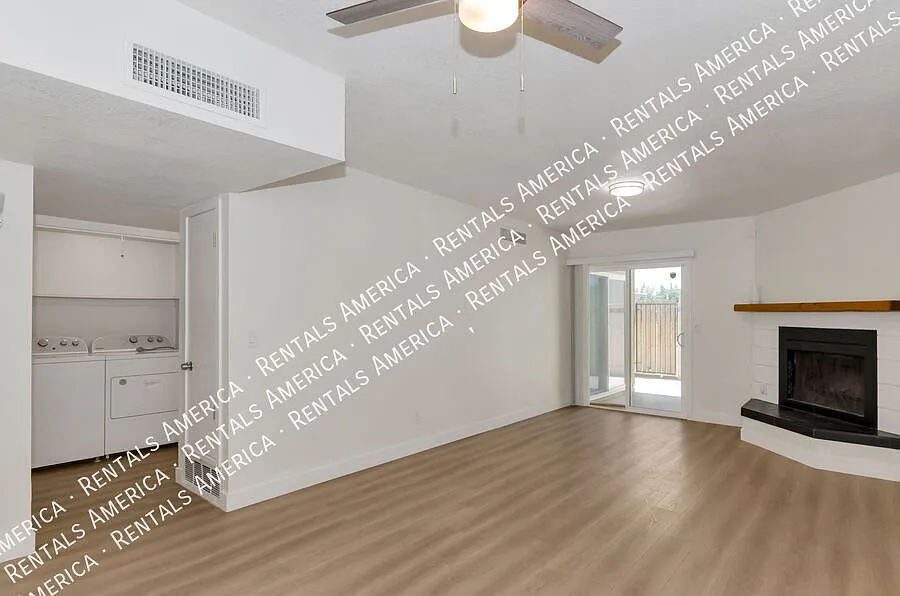 remodeled 2 bed, 2 bathTownhome — Photo 2