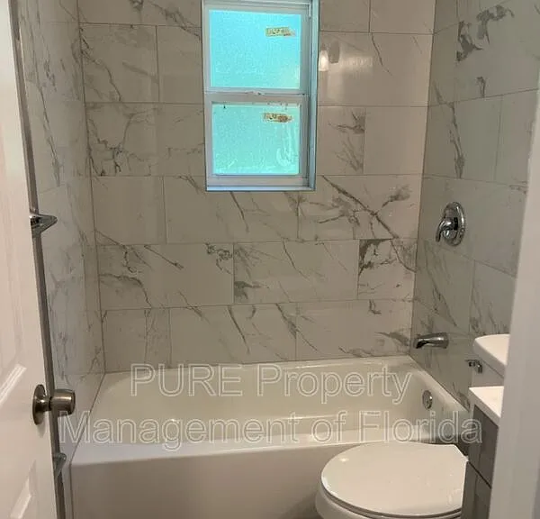 1135 NE 9th Ave — Photo 20