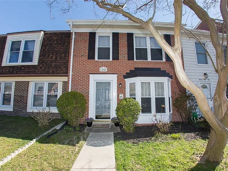 1240 White Birch Ln — Photo 1