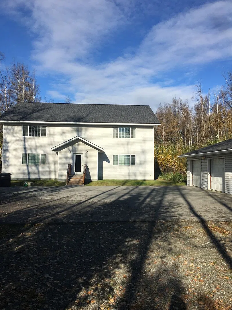 6301 Commadore — Photo 1