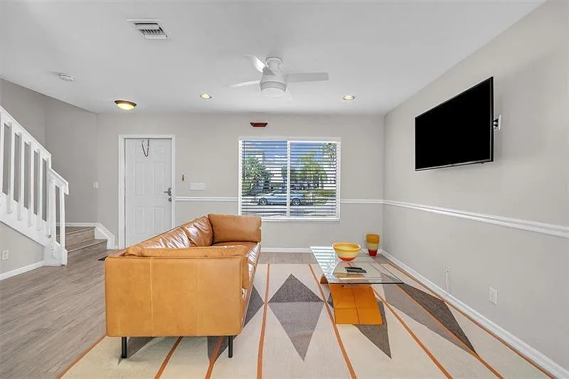2 bed, 2.5 bath, 1286 sqft, $2,600 — Photo 2