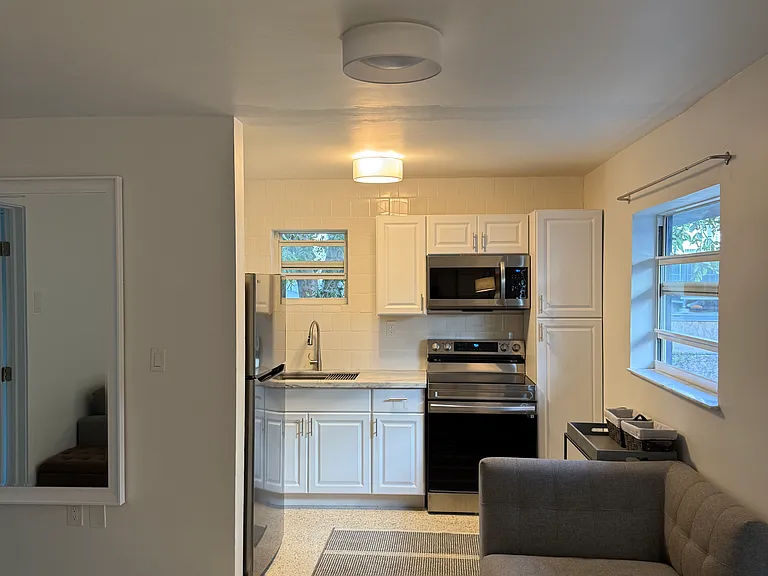 421 SW 9th St #5 — Photo 6