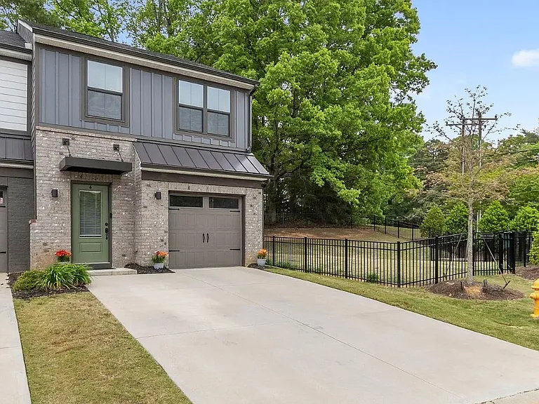 4 Connaught Ct #4 — Photo 1