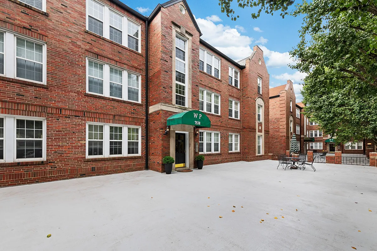 Large front patio with seating. - 7538 Wydown Blvd #1B