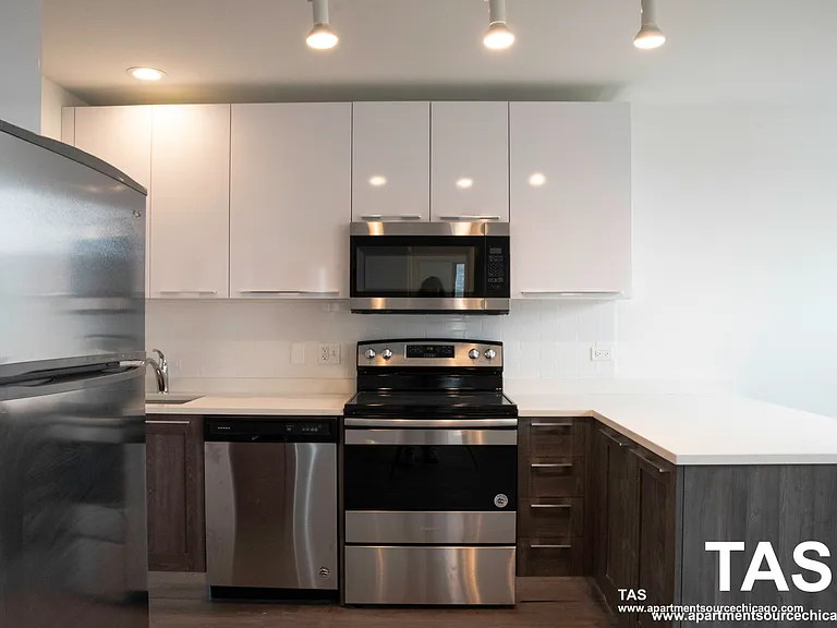 940 W Winona St #605 — Photo 1