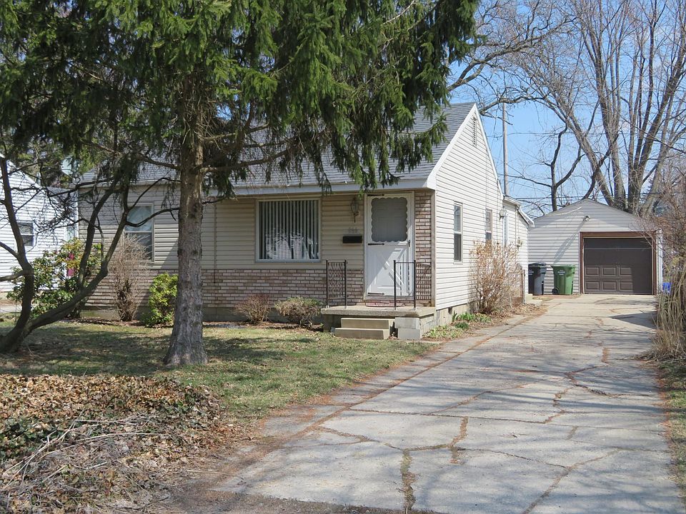 WELCOME! Quiet Maumee neighborhood, extra deep 1.5 car garage