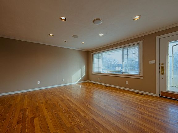 4th image of 1033 N Claremont Dr