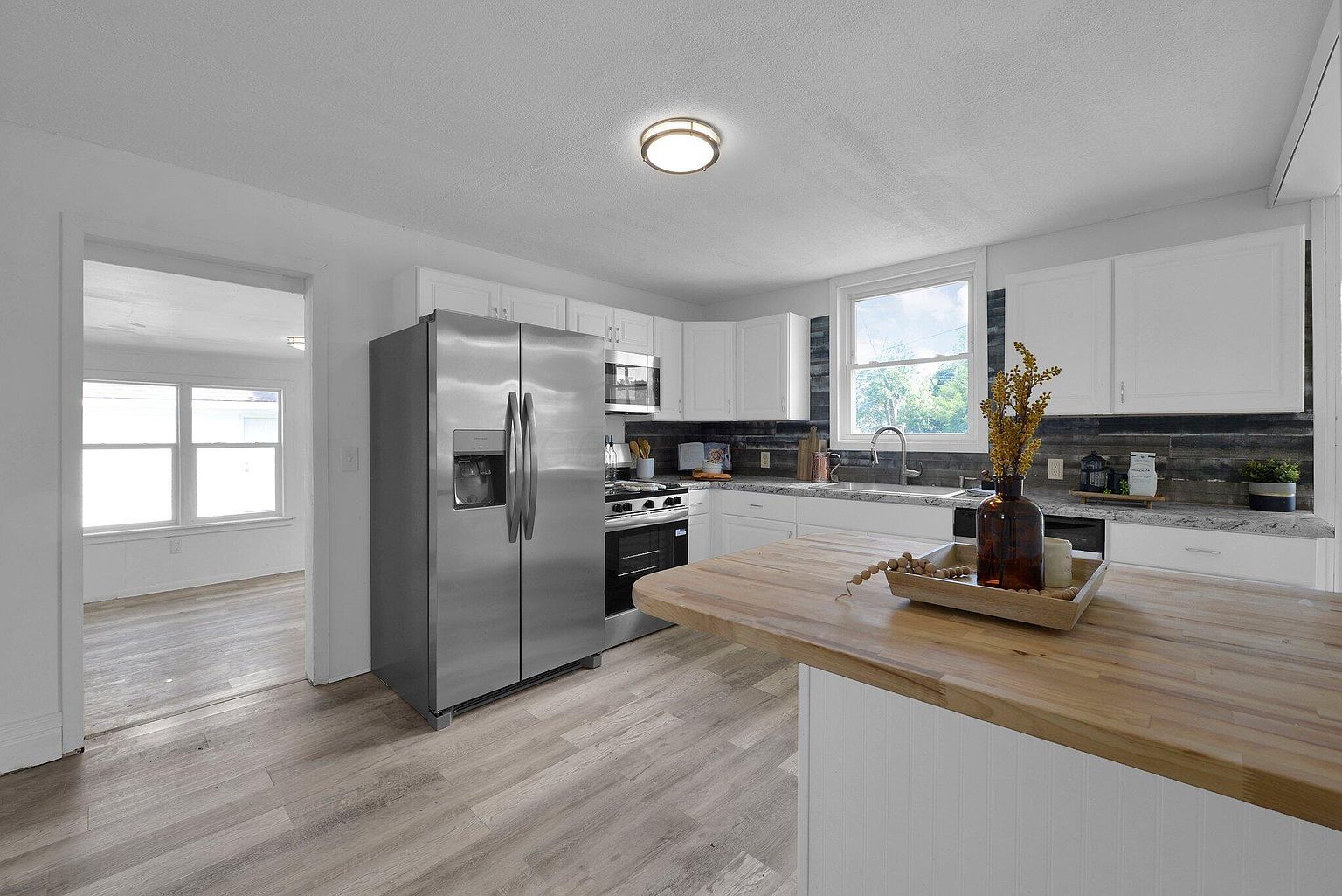 Listing photo 5 for 634 Columbus Ave