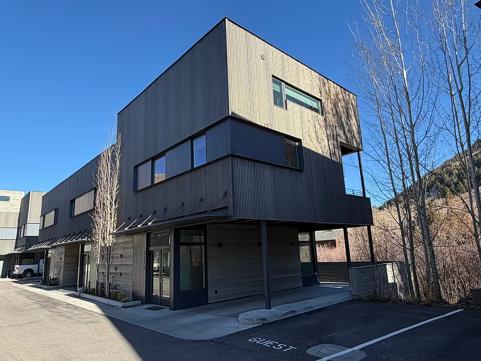 1216 S Highway 89