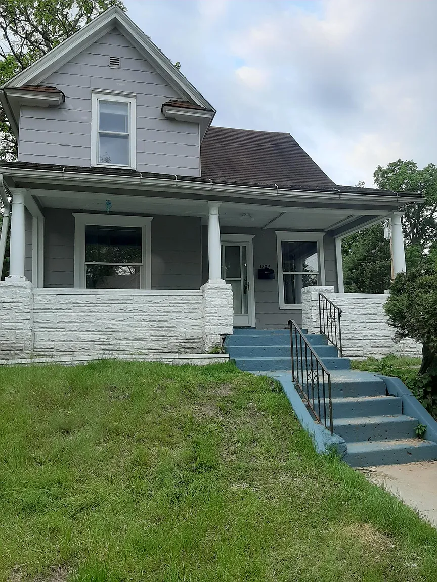 1202 E Madison St photo 1