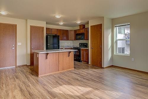 3rd image of 12210 Ambaum Blvd SW Unit 203