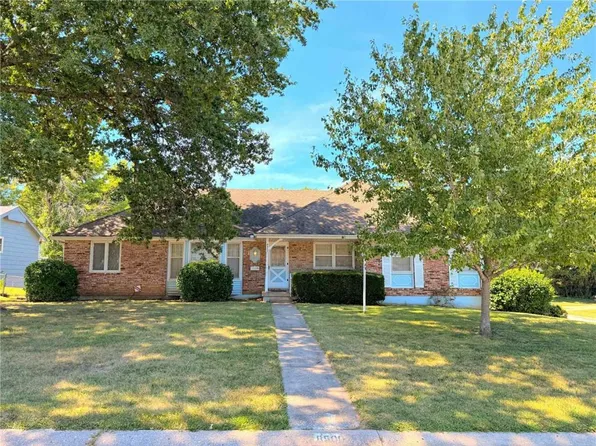 8500 Overton Dr, Raytown, MO 64138