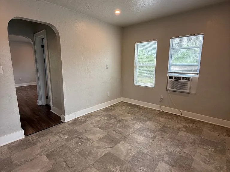 1612 N Villa Ave — Photo 8
