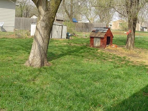 spacious fully lenced yard