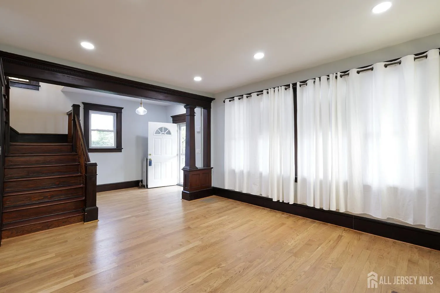 3 bed, 3.0 bath, 1276 sqft, $3,900 — Photo 3