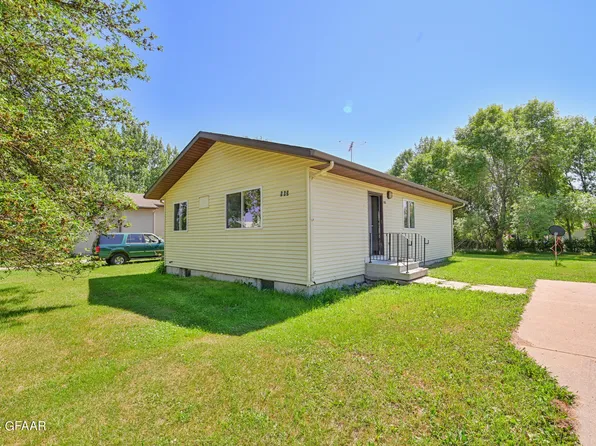 563 4th St SE, Mayville, ND 58257