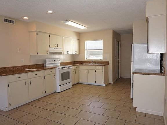 4th image of 2540 Elm Ave