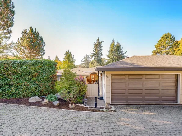 2829 Arbutus Rd #901, Saanich, BC V8N 5X5