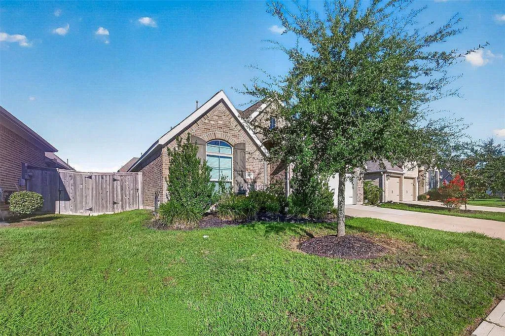 4 bed, 2.0 bath, 2233 sqft, $2,700 — Photo 3