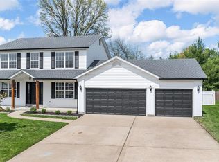772 Oak Leaf Bluff Dr, Saint Charles, MO 63304
