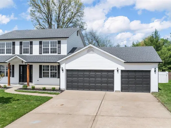 772 Oak Leaf Bluff Dr, Saint Charles, MO 63304
